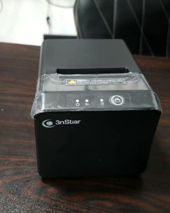 Impresora de recibos 3nStar RP004, de frente